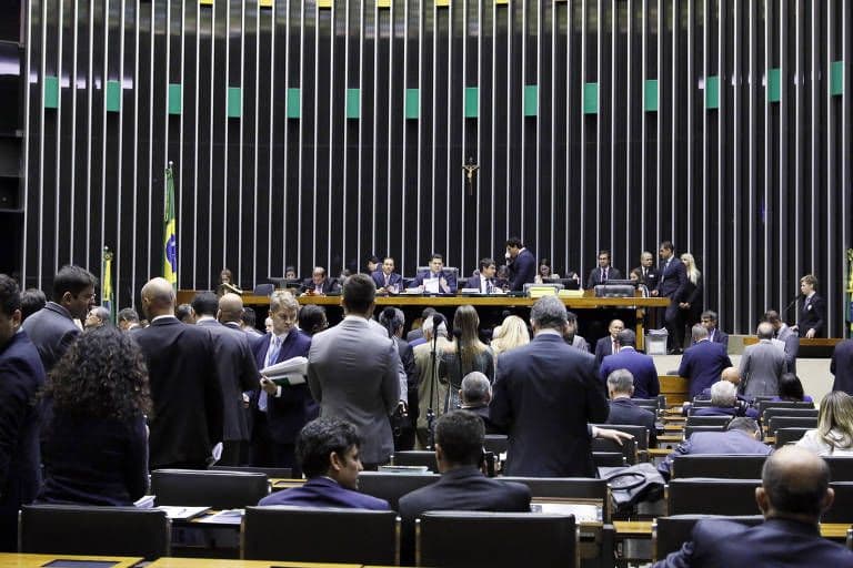 Jamais negar a política
