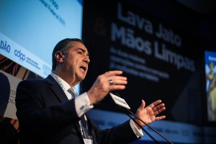 Barroso vê 'pacto de saque ao Estado Brasileiro'